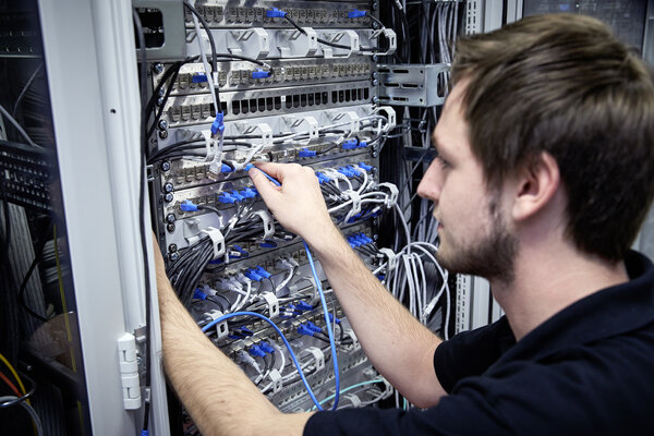 Hinter den Kulissen - Ausbildung zum Fachinformatiker für Systemintegration Hinter den Kulissen - Ausbildung zum Fachinformatiker für Systemintegration