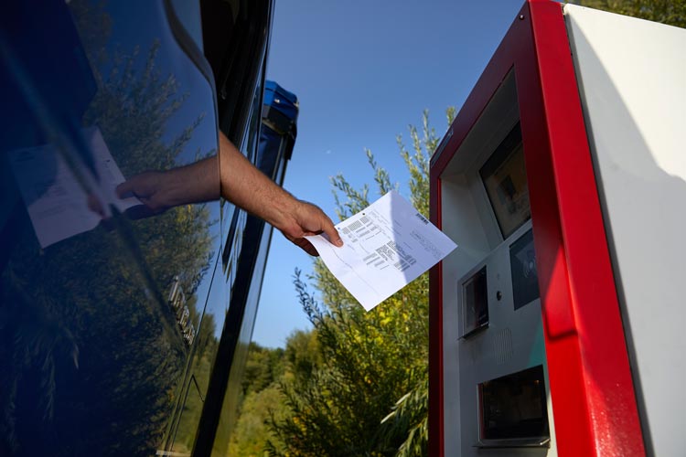 OAS Logistik Terminal mit Lkw und Lieferdokumentenausgabe