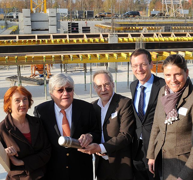 Ehrengäste bei der Grundsteinlegung der neuen Firmenzentrale der OAS AG im Technologiepark Bremen